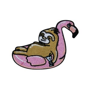 Strykmärke: Sengångare i flamingo-badring med cocktail | Djurmärken, strykmärken, märkeslappar, sy-på-märken Sloth Alk Äntligen hemma