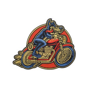 Könnte beinhalten: Gestickter Aufnäher mit einem blauen Wolf auf einem roten Motorrad. Der Wolf trägt einen roten Schal und eine blaue Hose. Das Motorrad hat goldene und blaue Akzente, mit der Nummer 13. Der Aufnäher ist vor einem roten und goldenen kreisförmigen Hintergrund.