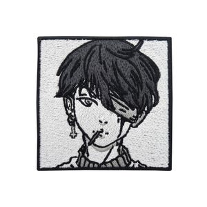 Könnte beinhalten: Gestickter Aufnäher mit einer schwarz-weißen Anime-Illustration einer Person mit dunklen Haaren und einer Zigarette. Der Aufnäher ist quadratisch mit weißem Hintergrund und schwarzem Rand. Die Person hat einen Kreuzohrring.