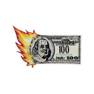Op de afbeelding: Geborduurde patch met een brandende $100-biljet. De patch toont een gedetailleerde afbeelding van een Amerikaans honderd dollar biljet met vlammen in tinten geel, oranje en rood die uit de linkerkant komen. De patch staat op een witte achtergrond.