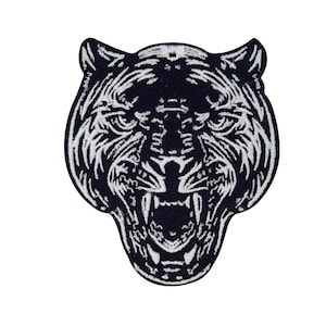 Peut inclure: Patch brodé de tête de tigre noir et blanc avec une expression féroce. Le patch est sur un fond blanc.