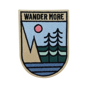 Parche termoadhesivo Wander More Mountains | Parches para hacer senderismo al aire libre, imagen termoadhesiva de árbol y sol, parche termoadhesivo de montañas, parches para excursionistas en mochilas