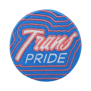 Peut inclure: Un patch brodé bleu et rose avec le texte "Tinx's Pride" en blanc.