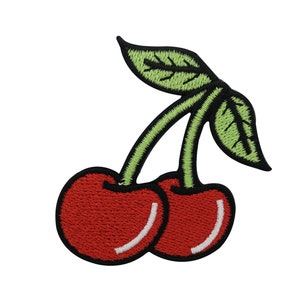 Op de afbeelding: Geborduurde patch met twee rode kersen met witte highlights, groene stelen en groene bladeren. De patch heeft een zwarte rand en is ontworpen om op stof te strijken of te naaien.