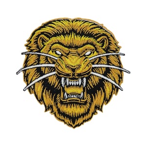 Op de afbeelding: Geborduurde patch met een brullende leeuwenkop. De leeuw heeft een gouden manen en gezicht met zwarte accenten, witte snorharen en een dreigende uitdrukking. De patch is bedoeld om op stof te naaien of te strijken.