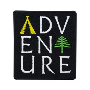 Könnte beinhalten: Schwarzer gestickter Aufnäher mit dem Wort "ADVENTURE" in weißen Buchstaben. Ein gelbes Zeltsymbol befindet sich über dem "A" und ein grünes Kiefernbaumsymbol neben dem "N".
