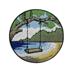 Può includere: Toppa ricamata con un'altalena appesa a un ramo d'albero sopra una scena di spiaggia. L'altalena è fatta di legno e corda, e la spiaggia è raffigurata con acqua blu, onde bianche e sabbia gialla.