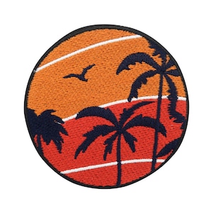 Puede incluir: Un parche redondo bordado con una escena de puesta de sol con tres palmeras y un pájaro volando por encima. El parche es naranja, rojo y blanco con palmeras negras.