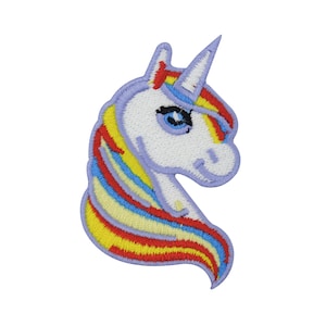 Puede incluir: Parche bordado para planchar de un unicornio blanco con una crin de arcoíris y un ojo azul.