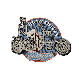 Peut inclure: Patch brodé avec une pin-up à moto. Le patch circulaire comporte le texte "Rockabilly Garage" et "Lucky Girl".