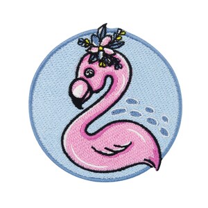 Op de afbeelding: Roze flamingo met een bloemenkroon op een blauwe achtergrond. De flamingo zwemt met waterdruppels eromheen.