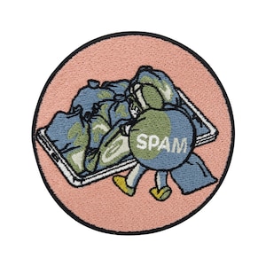 Könnte beinhalten: Ein runder rosa und schwarzer Patch mit einem gestickten Bild einer Person, die eine Tasche mit der Aufschrift "SPAM" auf dem Rücken trägt. Die Person ist von anderen Taschen umgeben.