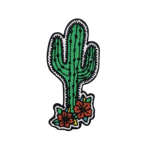 Könnte beinhalten: Ein gestickter Kaktus-Patch mit schwarzen Umrissen und roten und gelben Blüten an der Basis. Der Kaktus befindet sich auf einem weißen Hintergrund.