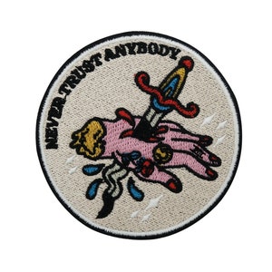 Naszywka do naprasowania Nigdy nikomu nie ufaj | Naszywki Trippy, naszywka z tatuażem krwi, naszywka z surrealistycznym LSD, ręka z naszywką ze sztyletem Wreszcie w domu