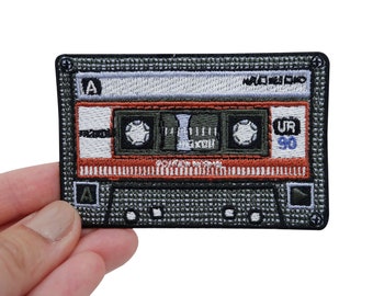 Patch zum Aufbügeln Rote 80er Kassette | Musik, Vintage, Retro, Oldschool Patches, Bügelflicken, Flicken Aufnäher Kassetten CD Finally Home