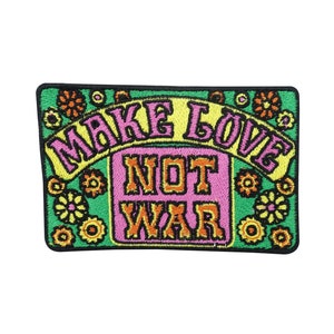Könnte beinhalten: Ein gestickter Aufnäher in Grün, Gelb, Rosa und Orange mit dem Text "Make Love Not War" umgeben von Blumendesigns.