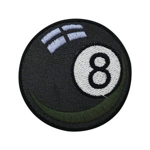 Könnte beinhalten: Schwarzer und grüner gestickter Aufnäher einer Billardkugel mit der Nummer 8 in Weiß.