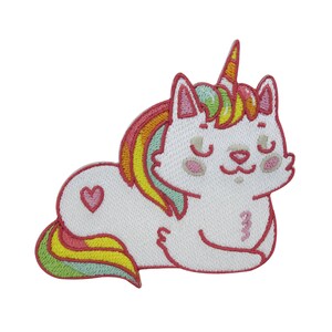 Peut inclure: Patch brodé blanc représentant un chat licorne avec une crinière et une queue arc-en-ciel. Le chat est couché, les yeux fermés, et a un cœur rose sur le dos.