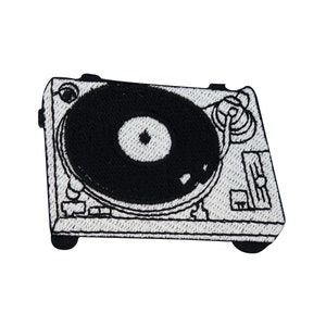 Könnte beinhalten: Gestickter Aufnäher mit einem schwarz-weißen Plattenspieler-Design. Der Aufnäher zeigt eine detaillierte Illustration eines Plattenspielers, einschließlich Plattenteller, Tonarm und Bedienfeld. Geeignet für Kleidung oder Accessoires.