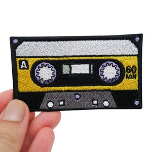 Patch thermocollant Cassette jaune années 80 | Patchs musique, vintage, rétro, old school, thermocollants, patchs cassettes CD Enfin Accueil