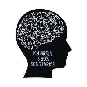 Op de afbeelding: Zwart-witte geborduurde patch van een menselijk hoofd in profiel met muzieknoten die het hersengebied vullen. De tekst eronder luidt "My brain is 80% song lyrics".