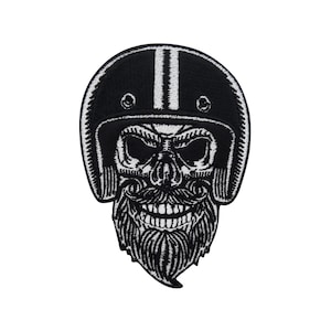 Könnte beinhalten: Schwarz-weiß gestickter Patch eines Schädels mit Motorradhelm, Bart und Schnurrbart.
