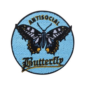 Op de afbeelding: Een geborduurde patch met een zwarte vlinder en de tekst "Antisocial Butterfly" op een blauwe achtergrond.