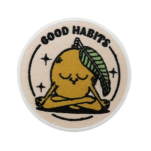 Peut inclure: Écusson brodé avec un citron de dessin animé méditant en position du lotus. Le citron est jaune avec une feuille verte et le texte "GOOD HABITS" dans un design circulaire. Le patch a un fond beige et une bordure noire.