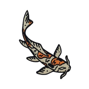 Könnte beinhalten: Ein gestickter Aufnäher mit einem weißen und orangefarbenen Koi-Fisch mit schwarzen Umrissen. Der Fisch schwimmt mit eingerolltem Schwanz nach oben.