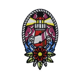 Op de afbeelding: Een rood-witte vuurtoren met een gele lichtstraal, omringd door blauwe en roze golven en een rode bloem met een gele kern, alles in een zwarte touwcirkel.