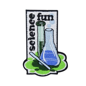 Könnte beinhalten: Ein gestickter Aufnäher mit einem grünen, weißen und blauen wissenschaftlichen Becherglas und Reagenzglas. Der Text "science fun" ist vertikal auf der linken Seite des Aufnähers geschrieben.