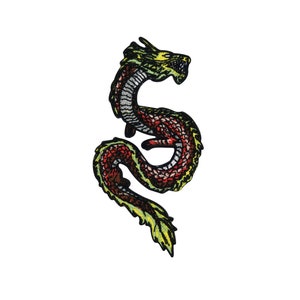 Könnte beinhalten: Ein gestickter Bügelaufkleber mit einem roten, grünen und gelben Drachen, dessen Kopf zur Seite gedreht ist.