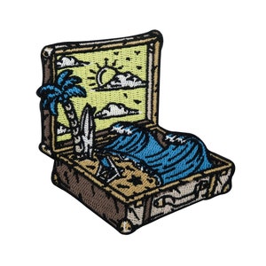Peut inclure: Un patch brodé représentant une valise brune avec une vague bleue, un palmier et une planche de surf à l'intérieur. La valise est ouverte et la scène à l'intérieur est une plage avec un soleil jaune et des nuages.