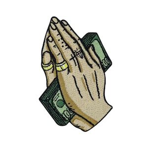 Puede incluir: Parche bordado de dos manos juntas en oración, con un fajo de dinero en las palmas. Las manos llevan anillos de oro y el dinero es verde con el número 100 visible.