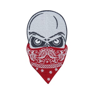 Può includere: Toppa ricamata di un teschio bianco che indossa un bandana rosso con motivo paisley.