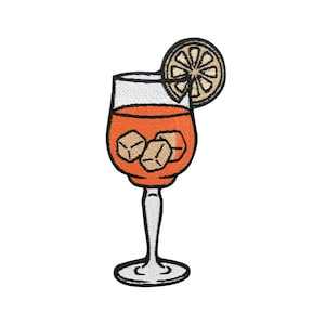 Könnte beinhalten: Ein gestickter Bügelaufkleber mit einem orangen Cocktail mit Eiswürfeln und einem Zitronenspritz. Das Glas ist ein klassisches Cocktailglas mit einem langen Stiel.