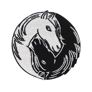 Könnte beinhalten: Schwarz-weiß gestickter Aufnäher mit zwei sich gegenüberstehenden Pferden in einem Yin-Yang-Design.