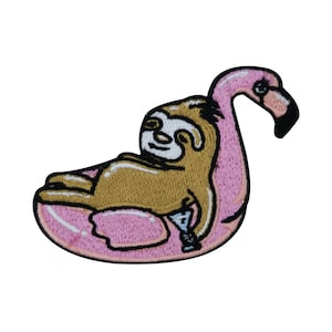 Könnte beinhalten: Gestickter Aufnäher mit einem Cartoon-Faultier, das auf einem rosa Flamingo-Schwimmer liegt. Das Faultier ist hellbraun mit schwarzen Umrissen und hält ein Getränk. Der Flamingo-Schwimmer hat einen rosa Körper und einen schwarzen Schnabel.