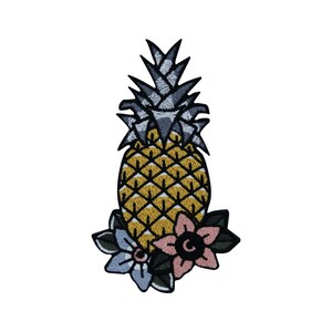 Può includere: Toppa ricamata da stirare con un ananas giallo con la parte superiore grigia e foglie verdi. L'ananas è circondato da fiori rosa e blu.