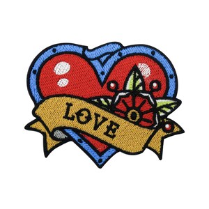 Könnte beinhalten: Gestickter Bügel-Patch mit einem roten Herz mit blauer Umrandung, einem gelben Banner mit dem Wort "LOVE" und einer roten Blume mit grünen Blättern.