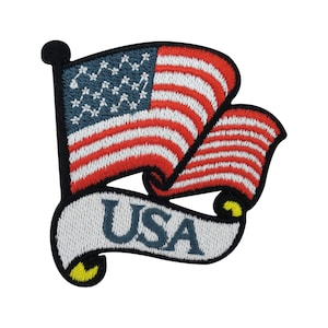 Könnte beinhalten: Ein gestickter Aufnäher mit einer rot-weiß-blauen amerikanischen Flagge und einem weißen Banner mit der Aufschrift "USA".
