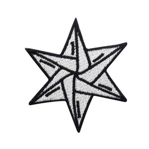 Może przedstawiać: Naszywka haftowana w kolorze czarnym i białym, przedstawiająca sześcioramienną gwiazdę z geometrycznym wzorem w środku.