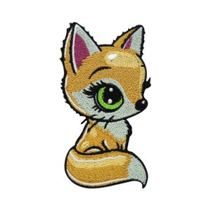 Könnte beinhalten: Ein Cartoon-Fuchs mit großen grünen Augen und einem buschigen Schwanz. Der Fuchs ist in Braun-, Grün- und Rosatönen gestickt.