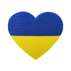Può includere: Un cerotto a forma di cuore blu e giallo con i colori della bandiera ucraina.