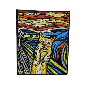 Peut inclure: Un patch brodé représentant un chat dans le style du "Cri" d'Edvard Munch. Le chat est jaune et orange avec un visage blanc et des yeux bleus. L'arrière-plan est un motif tourbillonnant de bleu, jaune, orange et rouge.