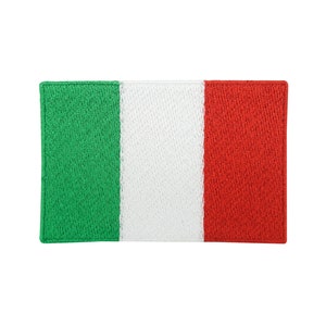Könnte beinhalten: Gestickter Aufnäher mit der italienischen Flagge. Der rechteckige Aufnäher zeigt die vertikalen Streifen der Flagge in Grün, Weiß und Rot. Der Aufnäher hat ein strukturiertes Aussehen, wobei die Farben klar definiert und lebendig vor weißem Hintergrund sind.