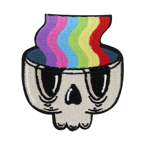 Può includere: Toppa ricamata raffigurante un teschio con un cervello arcobaleno. Il teschio è bianco sporco con orbite e naso neri. Il cervello arcobaleno ha strisce viola, blu, verdi, gialle e rosse.