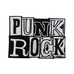 Könnte beinhalten: Schwarz-weiß gestickter Patch mit den Worten "Punk Rock" in einer Blockschrift.