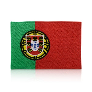 Puede incluir: Parche bordado de la bandera portuguesa. La bandera es verde y roja con el escudo de armas portugués en el centro.