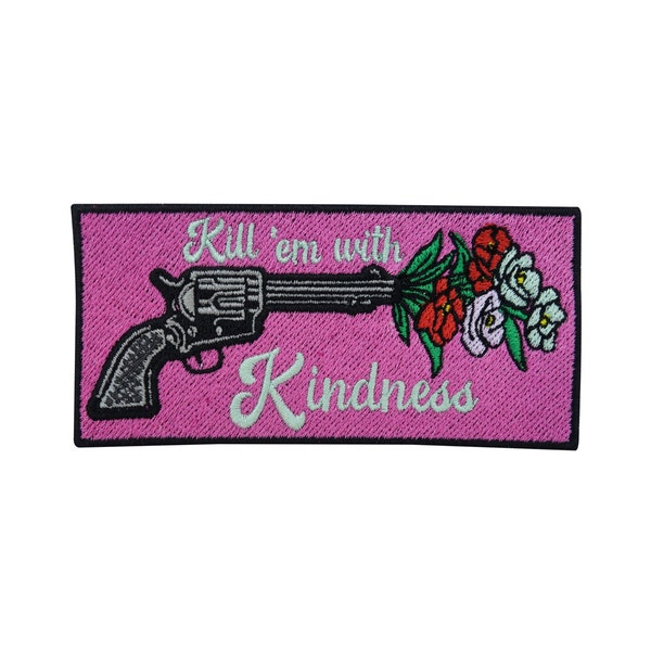 Patch zum Aufbügeln Kill 'em with Kindness | Waffe mit Blumen Patches, Flower Bügelflicken, Pinke Stoff Flicken, Aufnäher Mädchen Frauen